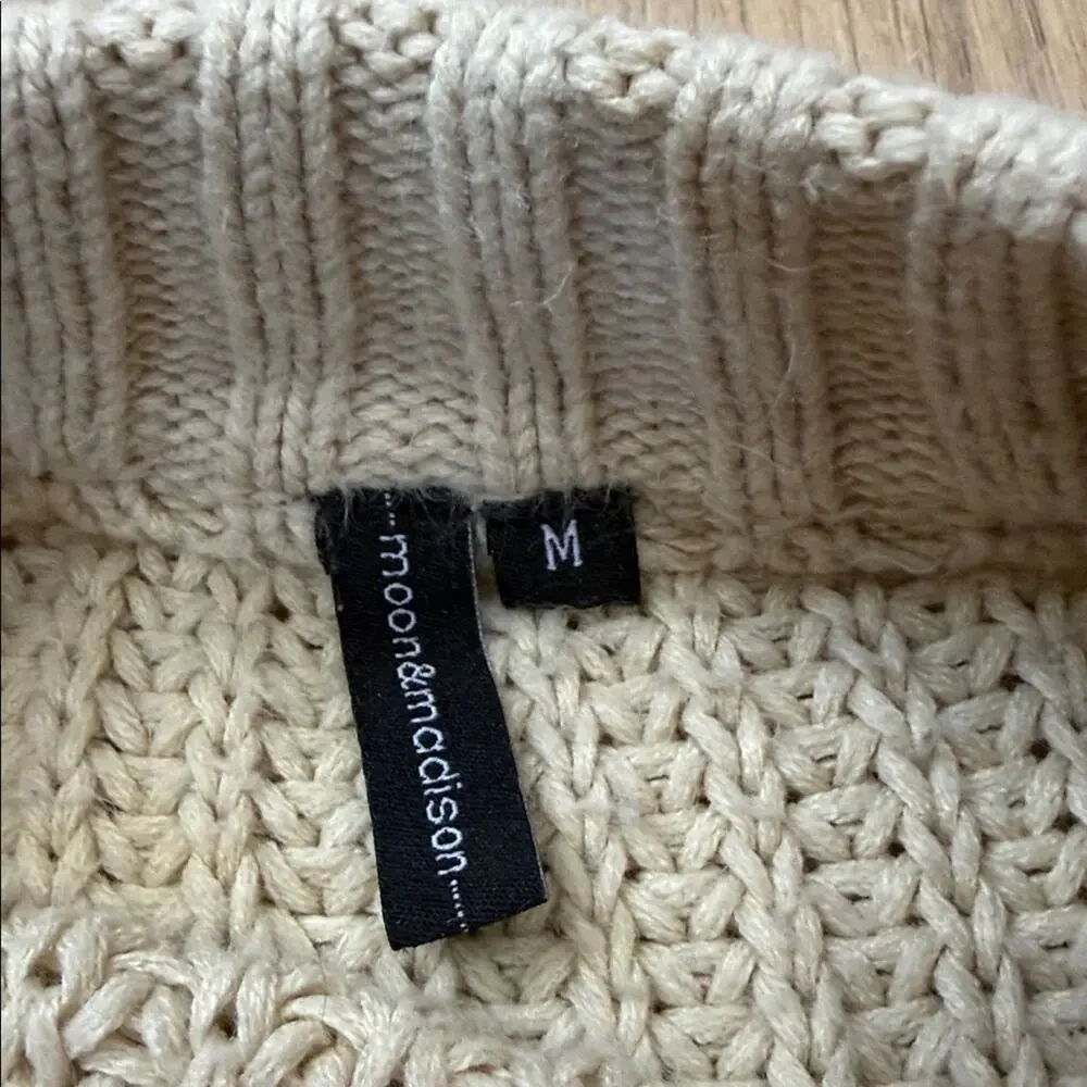 moon & madison Cream Knit Crew Neck Sweater Size Medium